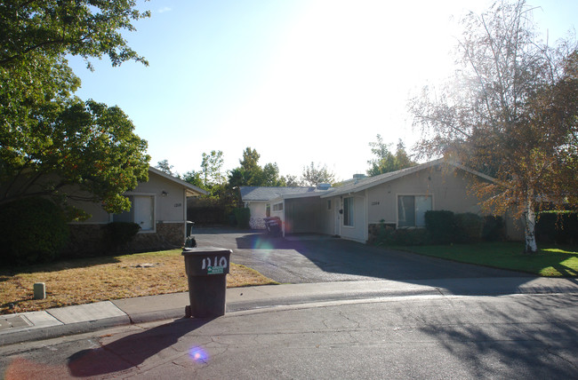 F & 12th Apartments in Sacramento, CA - Building Photo - Building Photo