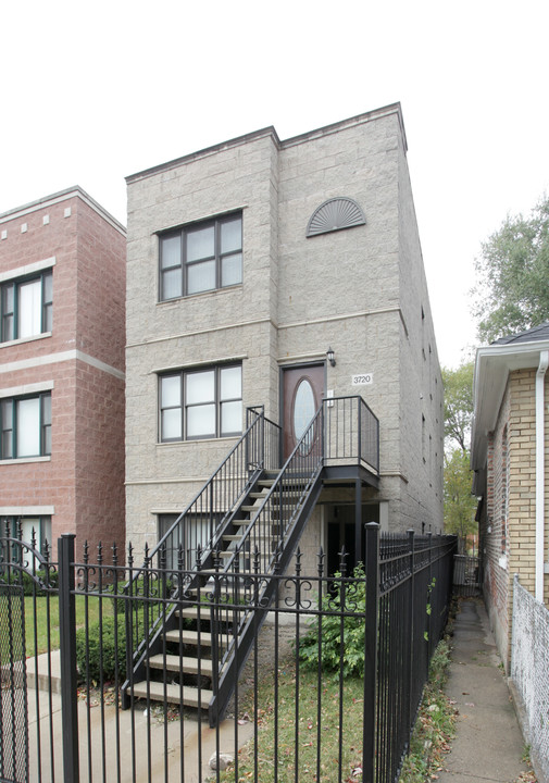 3720 S Calumet Ave in Chicago, IL - Building Photo