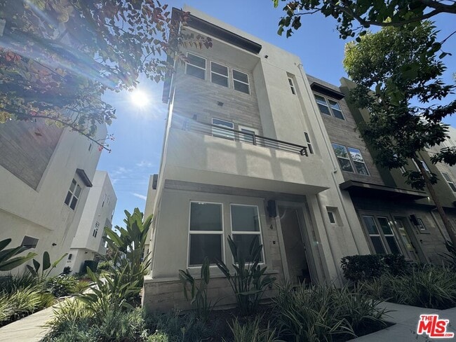 property at 905 E Mason Ln