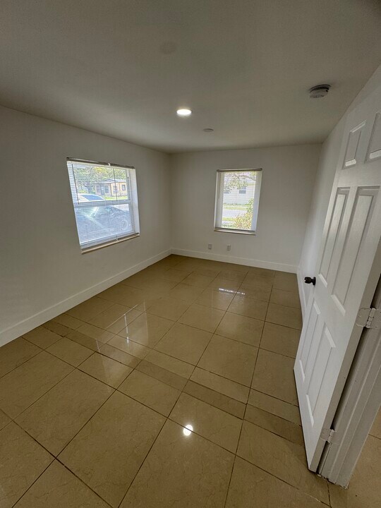 228 NW 13th Ct in Dania Beach, FL - Foto de edificio