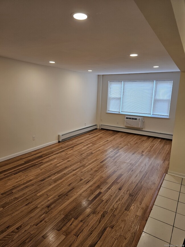 70 Farmington Ave in New London, CT - Building Photo - Building Photo