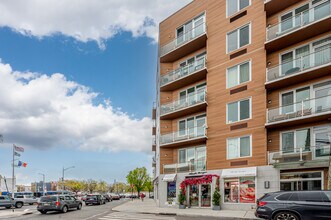 32-06 Astoria Blvd in Astoria, NY - Foto de edificio - Building Photo