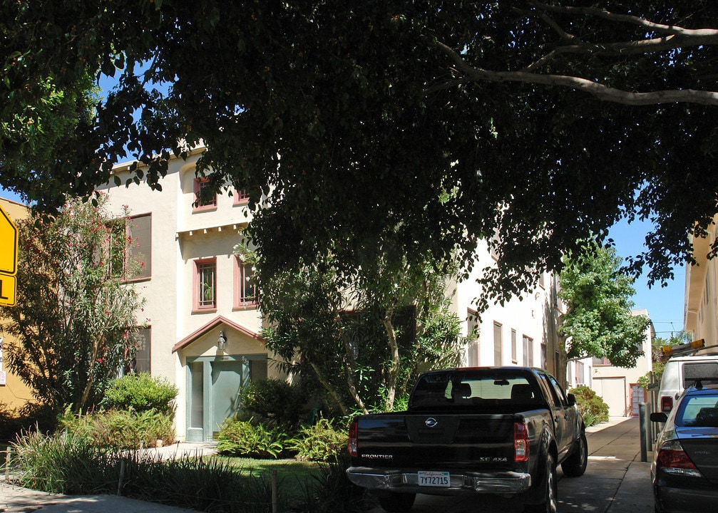 832 N Edinburgh Ave in Los Angeles, CA - Building Photo
