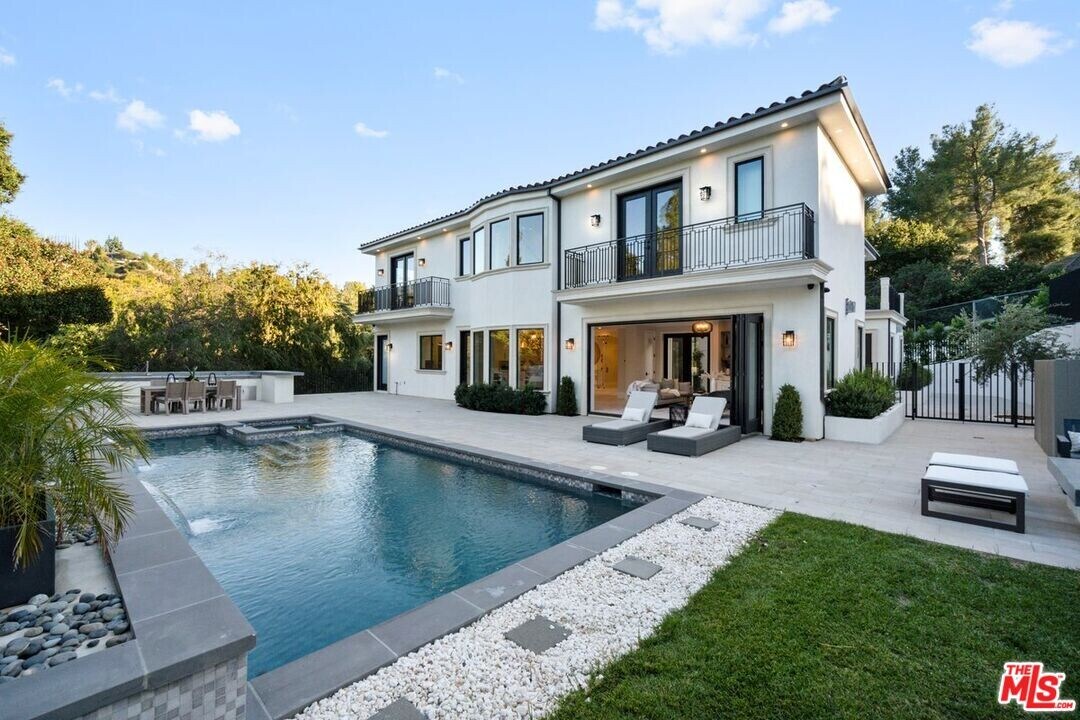 4351 Vanalden Ave in Los Angeles, CA - Building Photo