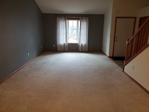 820 Matthew Drive in Chaska, MN - Foto de edificio - Building Photo