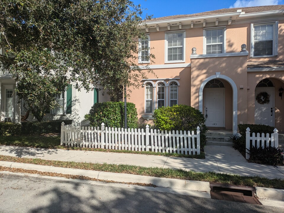 143 Middlebury Dr in Jupiter, FL - Foto de edificio