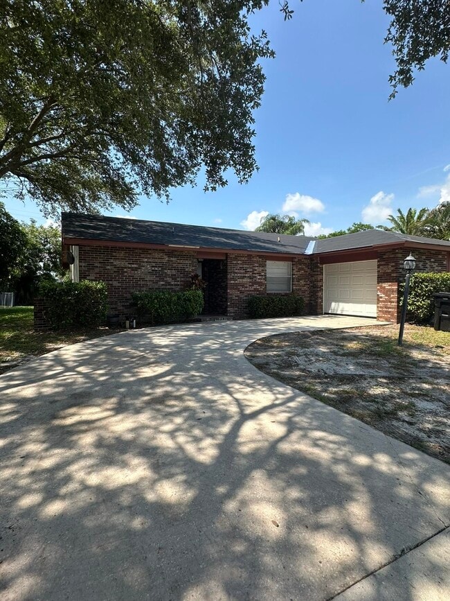 744 SE Fallon Dr in Port St. Lucie, FL - Building Photo - Building Photo