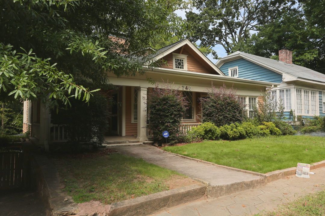 740 Bonaventure Ave NE in Atlanta, GA - Foto de edificio