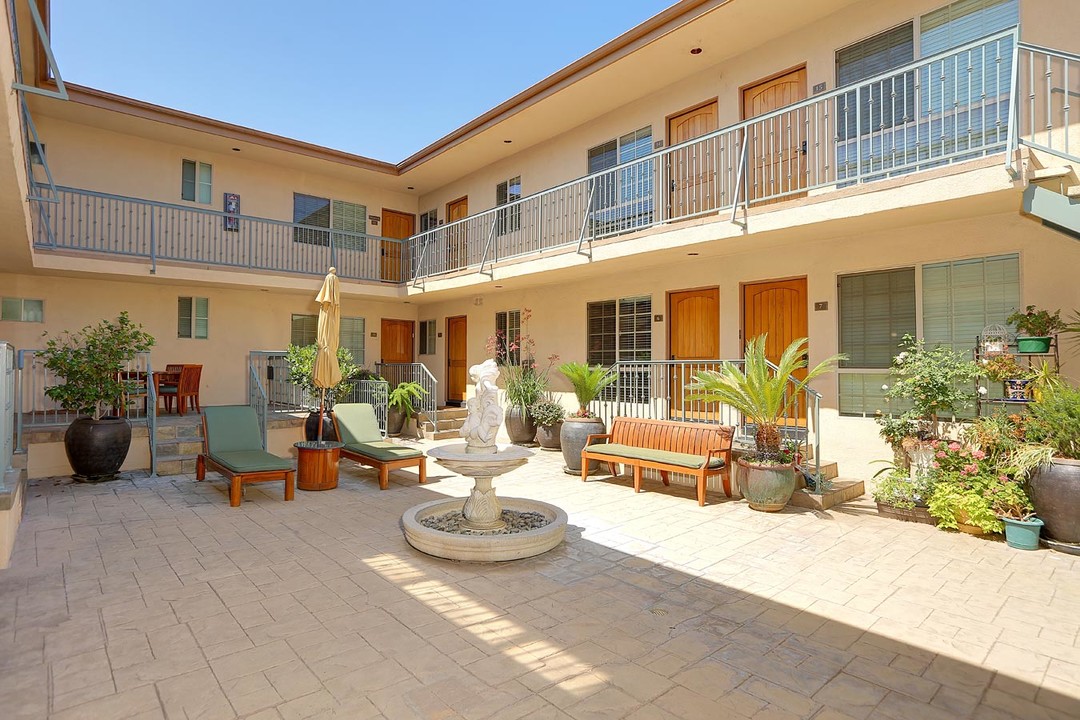 Troost Manor in Studio City, CA - Foto de edificio