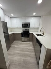 20860 San Simeon Way in Miami, FL - Building Photo - Building Photo