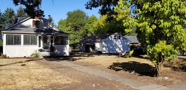 16427 Front Ave in Oregon City, OR - Foto de edificio - Building Photo