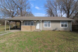 2418 W Wedington Dr in Fayetteville, AR - Building Photo