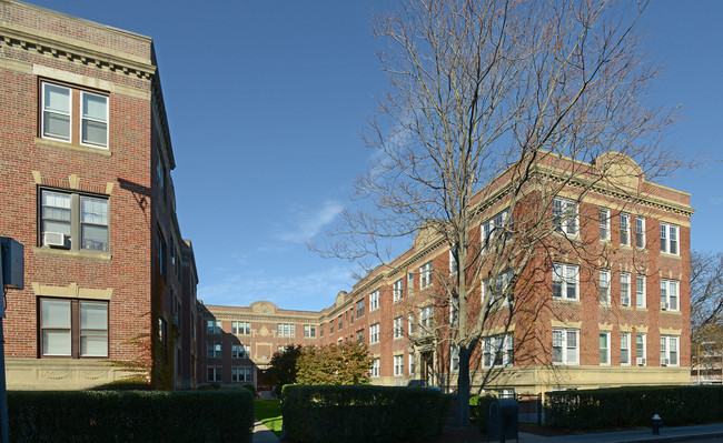 3 Greenway Ct in Brookline, MA - Foto de edificio - Building Photo