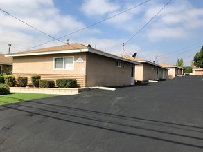 203-247 S Monte Vista St in La Habra, CA - Foto de edificio - Building Photo