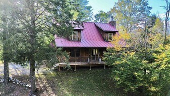 695 Winter St in Manchester, VT - Building Photo