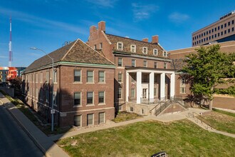 Hawthorn Hill Apartments in Des Moines, IA - Building Photo - Primary Photo