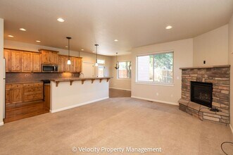 20518 Jacklight Ln in Bend, OR - Foto de edificio - Building Photo