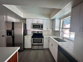 6777 NW 4th St in Margate, FL - Foto de edificio - Building Photo