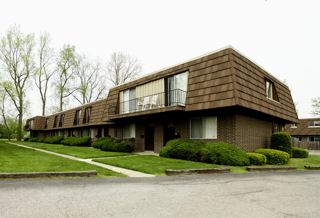 College Park Apartments in Elyria, OH - Foto de edificio