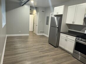 1369 W Greenleaf Ave in Chicago, IL - Building Photo - Building Photo