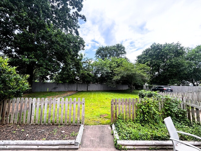 8070 Esterbrook Dr in Nashville, TN - Building Photo - Building Photo