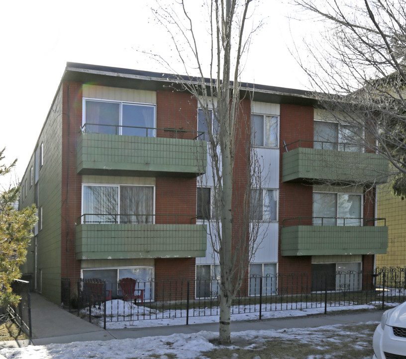 833 1st Ave NW in Calgary, AB - Building Photo