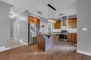 6949 Evans Wynd NW in Edmonton, AB - Building Photo