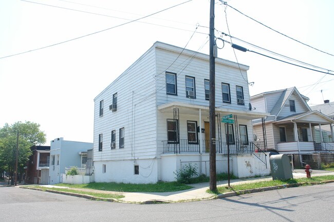 770 Catherine St in Perth Amboy, NJ - Building Photo - Building Photo