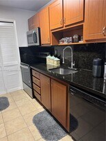 200 Lakeview Dr in Weston, FL - Building Photo