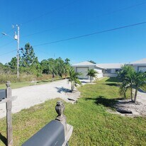 777-779 Bedford Dr in Lehigh Acres, FL - Building Photo