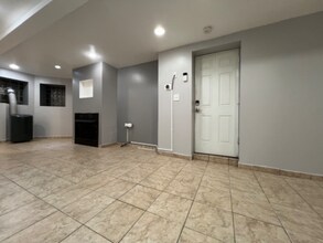 1239 W Foster Ave, Unit G in Chicago, IL - Building Photo - Building Photo