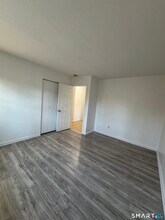 18 W Hills Rd in New Haven, CT - Building Photo - Building Photo