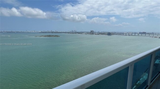 700 NE 25th St in Miami, FL - Foto de edificio - Building Photo