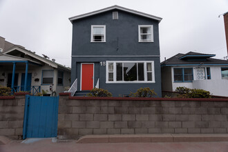 18 Breeze Ave in Venice, CA - Building Photo - Building Photo