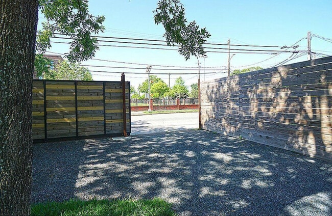 5021 Polk St in Houston, TX - Foto de edificio - Building Photo