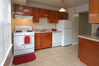 Scarborough Square Townhomes & Apartments in Rockville, MD - Building Photo - Interior Photo