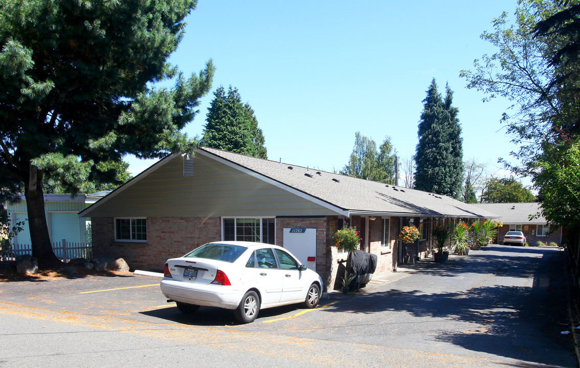 Fairway Arms Apartments in Seattle, WA - Building Photo