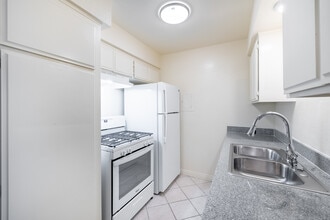 6104 Cahuenga Boulevard in North Hollywood, CA - Foto de edificio - Building Photo