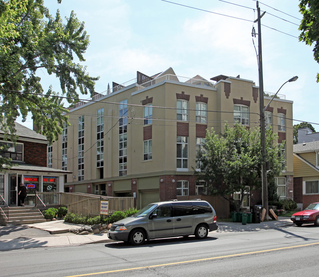 957 Broadview Ave in Toronto, ON - Building Photo - Primary Photo