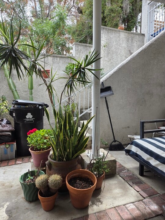 908 Robinson St in Los Angeles, CA - Foto de edificio