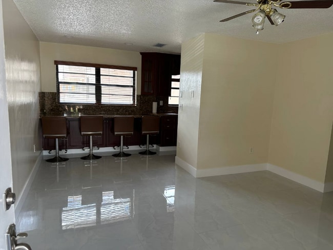 2550 W 60th St in Hialeah, FL - Building Photo - Building Photo