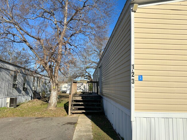 5700 Bell Rd in Montgomery, AL - Building Photo - Building Photo