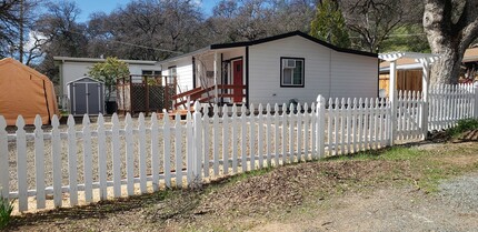 12960 Lakeview Dr in Clearlake Oaks, CA - Building Photo - Building Photo