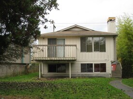 8121 17th Ave SW in Seattle, WA - Building Photo