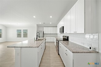 105 Olympic Cv in Seguin, TX - Foto de edificio - Building Photo