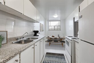 Queensway Manor in Mississauga, ON - Building Photo - Building Photo