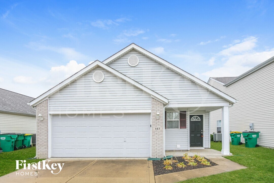 467 Vernon Pl in Westfield, IN - Foto de edificio