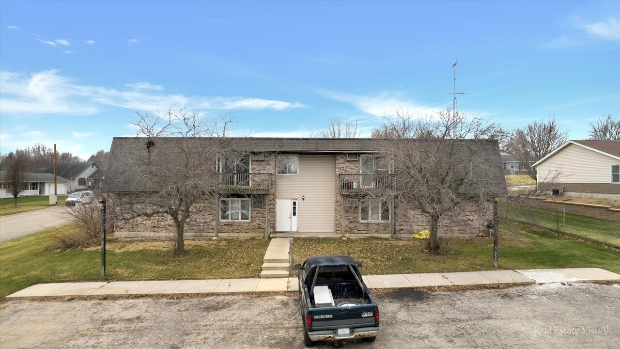 640 Fox Knoll in Lena, IL - Foto de edificio