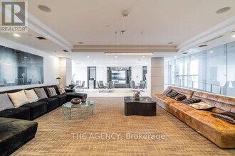 9471 Yonge St in Richmond Hill, ON - Building Photo - Building Photo