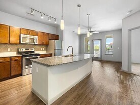 7765 W Grand Pkwy S in Richmond, TX - Building Photo